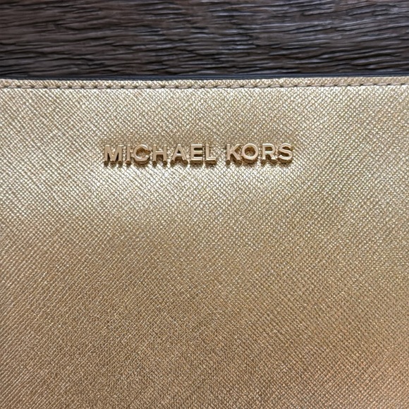 Michael Kors Jet Set Travel Large Saffiano Leather Crossbody Clutch Pale Gold - Picture 2 of 15